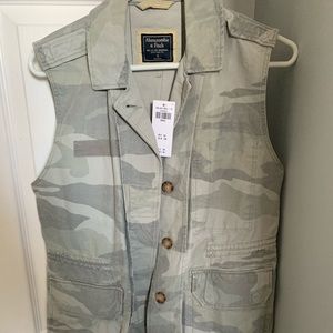 Abercrombie & Fitch camo vest
